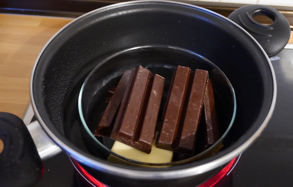 Fundir mantequilla y chocolate al baño María