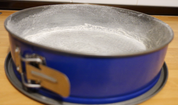 Engrasar un molda con mantequilla y harina
