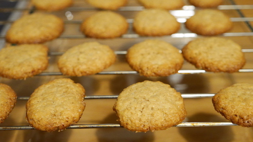 sacamos-las-galletas-del-horno-y-las-dejamos-enfriar-encima-de-una-rejilla