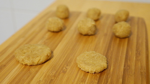 una-vez-fuera-del-frigorifico-hacer-bolitas-y-las-aplastarlas