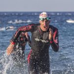 Sebastian Kienle saliendo del agua en Cannes International Triathlon