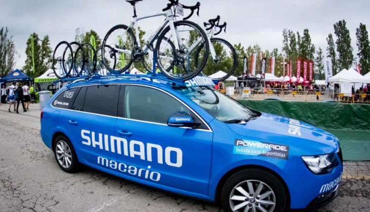 ¿ Qué lleva un coche azul de apoyo Shimano en La Vuelta ?